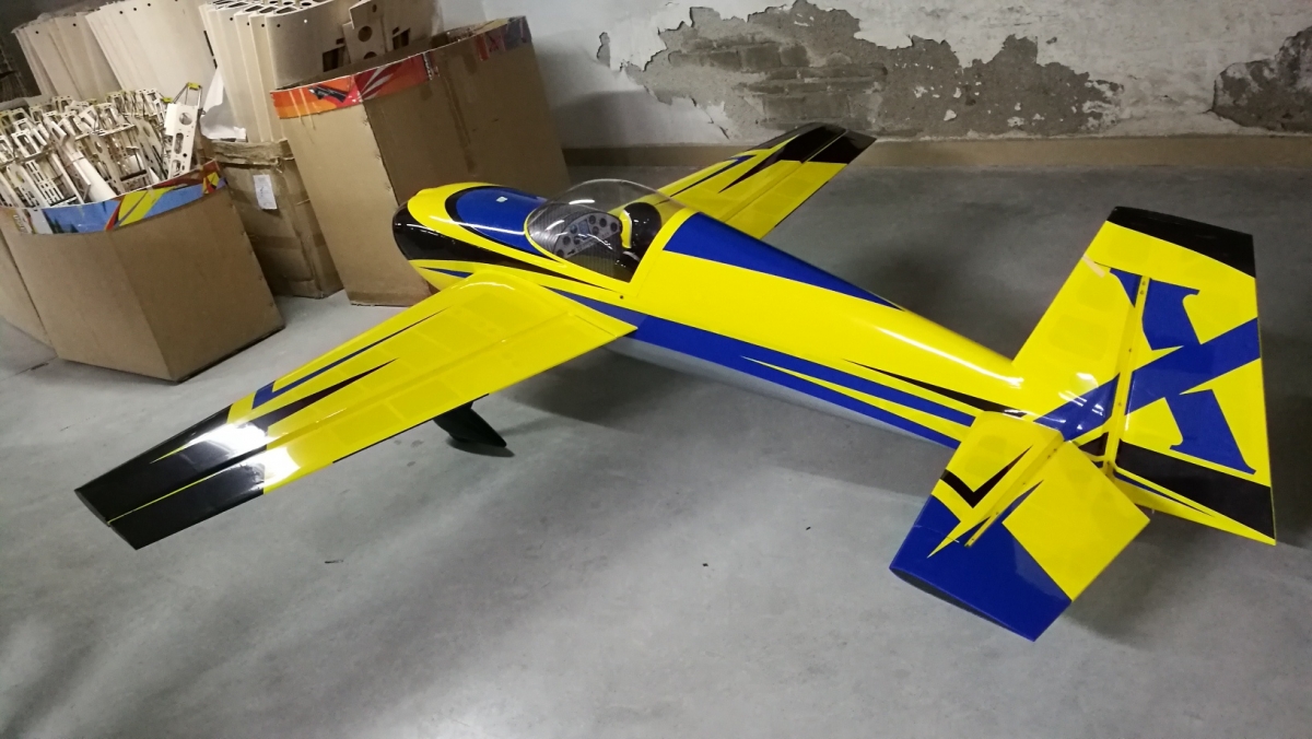 ExtremeFlight 105.5" Slick 580 EXP - žlutá/modrá 2,67m