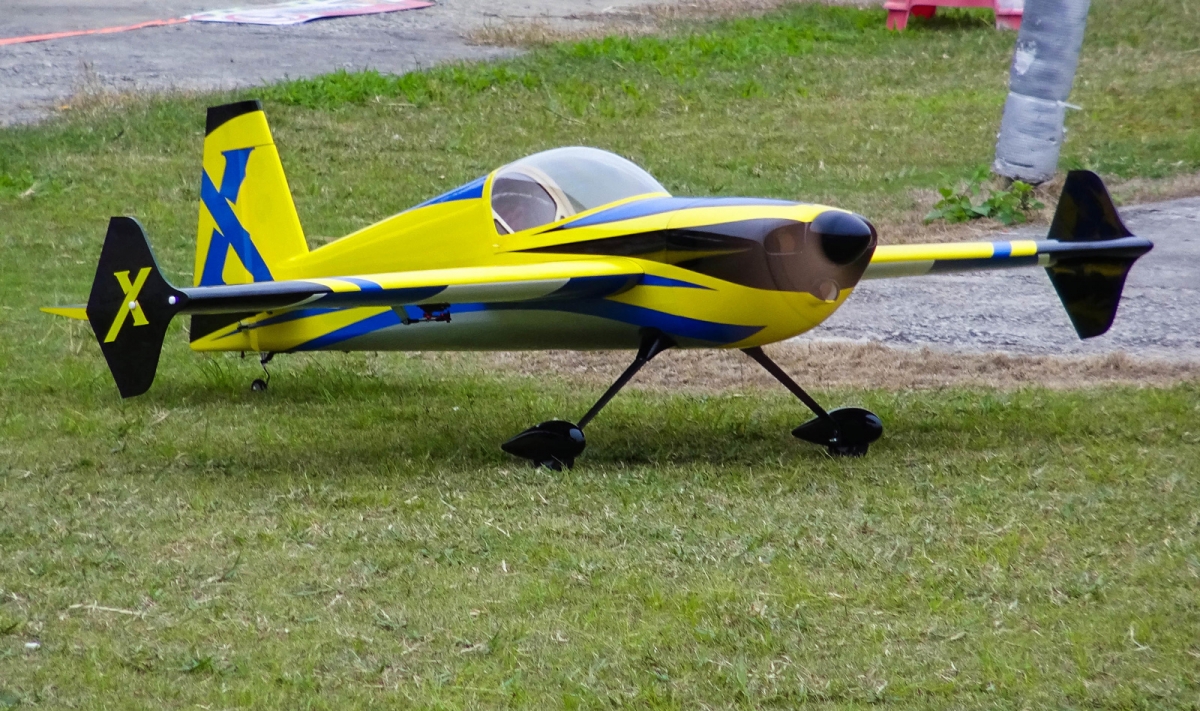 ExtremeFlight 74" Slick 580 EXP - Žlutá/Modrá 1,87m