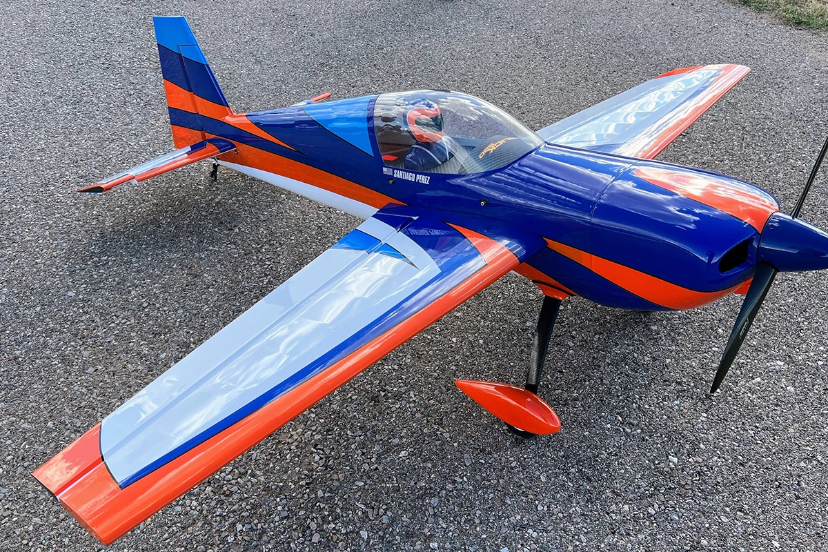 ExtremeFlight 105,5" Slick 580 EXP V2 - Bílá/Modrá/Oranžová 2,67m